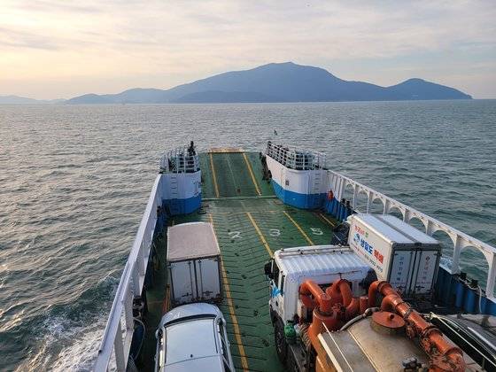 완도 약산도에서 배 타고 가면서 바라본 생일도는 백운산이 우뚝하다.