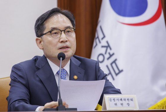 한기정 공정거래위원회 위원장이 13일 오전 서울 종로구 정부서울청사에서 열린 비상 경제장관회의에 참석해 해외 온라인 플랫폼 관련 소비자 보호대책에 대해 발언하고 있다. 연합뉴스