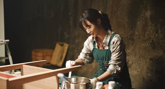 영화 '돌핀'은 서천 바닷마을에 사는 30대 '나영'(권유리)이 고향집에 대한 집착을 극복하고 삶의 변화를 받아들이게 되는 과정을 그렸다. 사진 마노엔터테인먼트