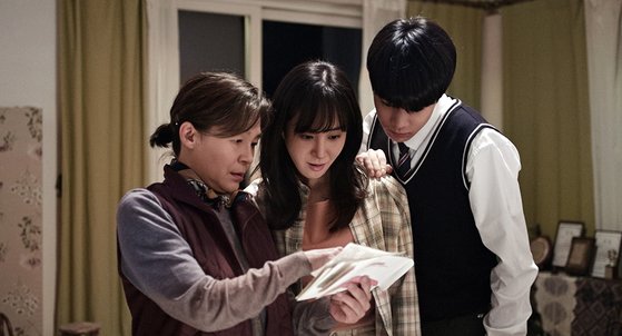 영화 '돌핀'에서 권유리(가운데)는 배우 길해연(왼쪽), 현우석과 가족으로 호흡을 맞췄다. 사진 마노엔터테인먼트