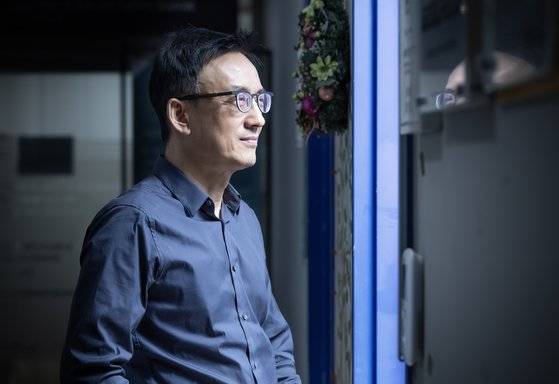 15년째 행복을 연구하고 있는 최인철 서울대학교 심리학과 교수. 2010년 서울대 행복연구센터를 열고, 행복을 측정해 분석하는 '대한민국 행복지도'를 7년째 발행 중이다. 권혁재 사진전문기자