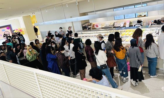 서울 송파구 롯데백화점 잠실점 내 '노티드 월드' 매장에 고객이 몰려 있다. 사진 롯데백화점