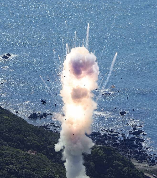 일본 우주 벤처기업 스페이스원이 13일 오전 11시께 혼슈 와카야마(和歌山)현 남부 구시모토초(串本町)의 발사장에서 쏘아올린 민간 개발 로켓 '카이로스' 1호기가 발사 수초후 폭발했다./사진=연합뉴스