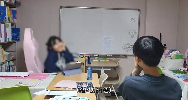 한닭쌤과 수업하는 제자. 다양한 과목을 매일 10여명이 학생들이 한 씨와 공부한다. 자습실도 따로 있다. /사진=유튜브 캡처