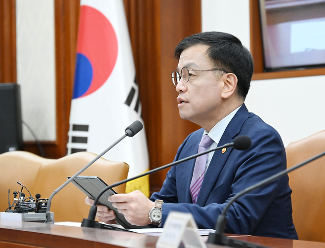 최상목 부총리 겸 기획재정부 장관이 13일 서울 정부서울청사에서 열린 비상경제장관회의에서 발언하고 있다. 기재부 제공