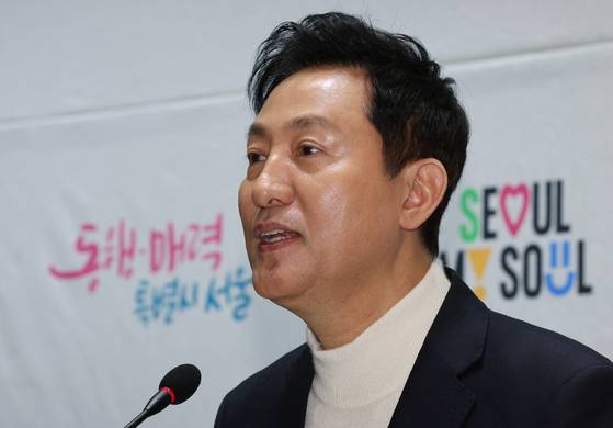 Seoul Mayor Oh Se-hoon speaks during a press conference held with foreign correspondents at City Hall in downtown Seoul on Feb. 28. [NEWS1]