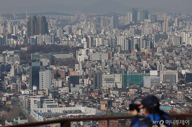 (서울=뉴스1) 신웅수 기자 = 봄 이사철이 다가오면서 서울 아파트 전세 상승폭이 확대되고 있다.  한국부동산원에 따르면 이번주 서울 아파트 전세가격은 평균 0.08% 오르며 전주(0.05%) 대비 0.03%p(포인트) 상승폭이 확대된 것으로 나타났다. 서울 아파트 전세가격은 지난해 5월 넷째 주 상승세로 전환한 이후 42주 연속 상승세다.  특히 전세 사기 여파로 위축됐던 전세수요가 점차 회복세를 보이고 매매 및 월세 수요마저 전세 시장으로 돌아서면서 이같은 시장 분위기는 한동안 계속될 거란 전망이 나온다. 사진은 10일 /사진=(서울=뉴스1) 신웅수 기자