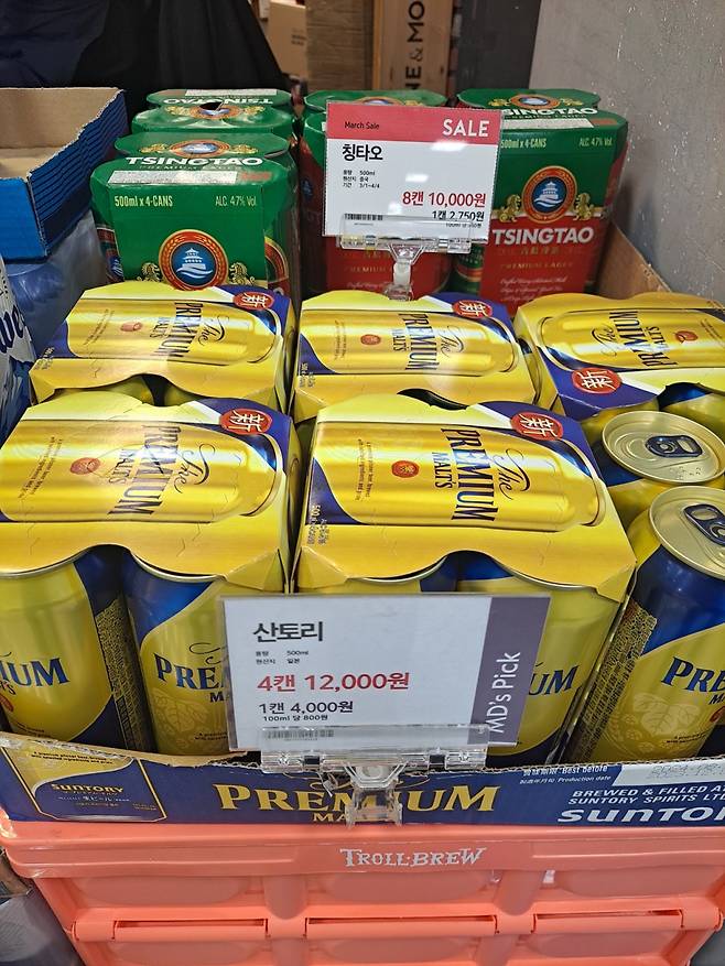 수도권의 한 '와인앤모어' 매장에 진열된 '8캔 1만원' 칭따오 묶음상품. 산토리 등과 비교할 때 절반 이상 가격이 싸다./사진=지영호 기자