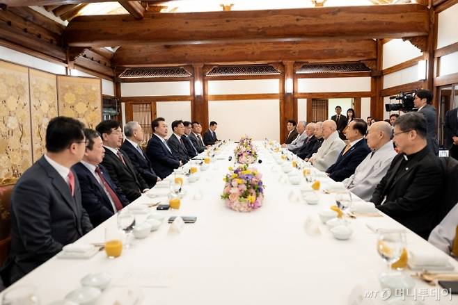 [서울=뉴시스] 윤석열 대통령이 12일 청와대 상춘재에서 열린 종교지도자 오찬간담회에서 발언하고 있다. (사진=대통령실 제공) 2024.03.12.photo@newsis.com *재판매 및 DB 금지 /사진=