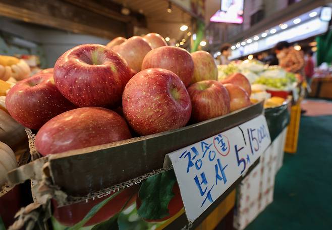 서울 시내 한 전통시장 과일가게에서 사과를 팔고 있다. [연합]