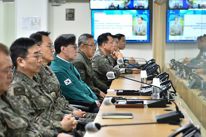 장호진 국가안보실장은 13일 오전 전시지휘소(B-1, 문서고)를 찾아 2024년 자유의 방패(FS) 연습 진행 상황을 청취했다. [자료=대통령실 제공]