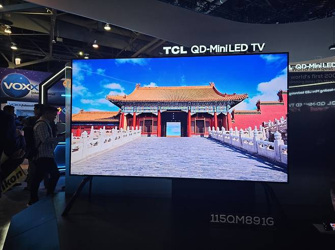TCL이 올 초 ‘CES 2024’에서 전시했던 115인치 QD-미니LED TV. 김민지 기자