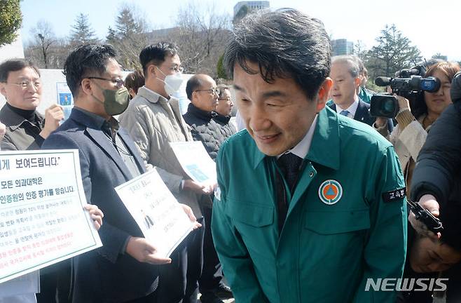 [전주=뉴시스] 김얼 기자 = 이주호 교육부 장관이 13일 전북 전주시 전북대학교에서 열린 '의대 운영대학 현장 간담회'에 참석하기 위해 장내로 들어서고 있다. 2024.03.13. pmkeul@newsis.com
