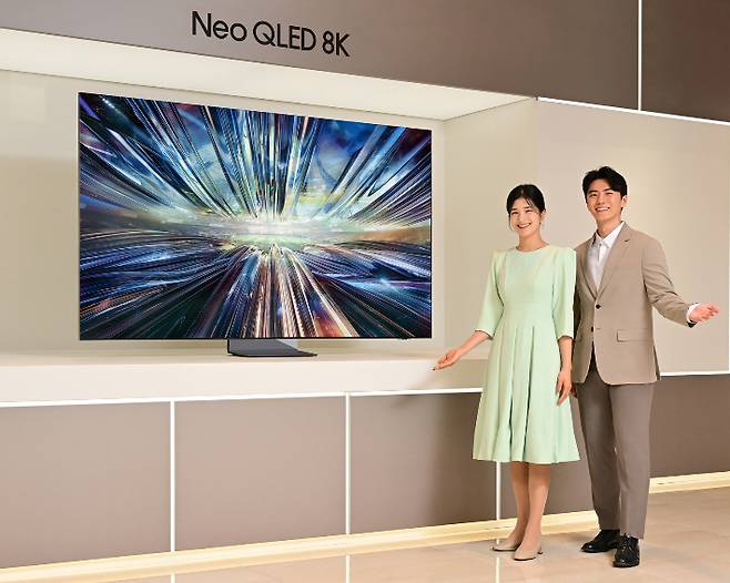 삼성전자 모델이 '3세대 AI 8K 프로세서'를 탑재한 2024년형 Neo QLED 8K TV 신제품을 소개하고 있다. 삼성전자 제공