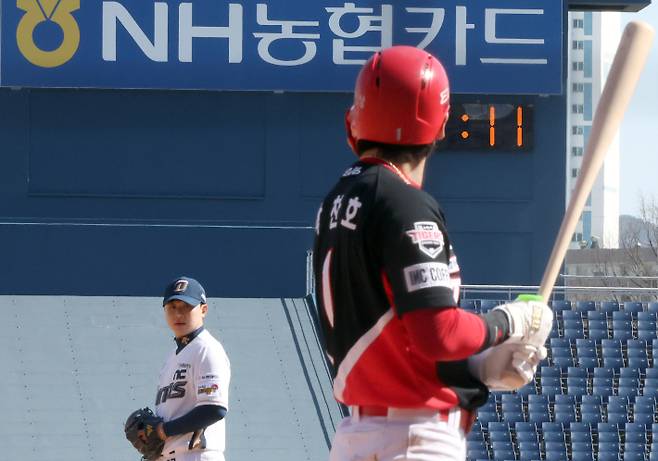 10일 오후 창원 NC 파크에서 열린 KBO 프로야구 KIA 타이거즈와 NC 다이노스 시범 경기. 6회초 NC 투수 이준호와 KIA 1번 박찬호가 투타를 준비하는 동안 전광판 아래 설치된 피치 클록이 작동하는 모습. 연합뉴스