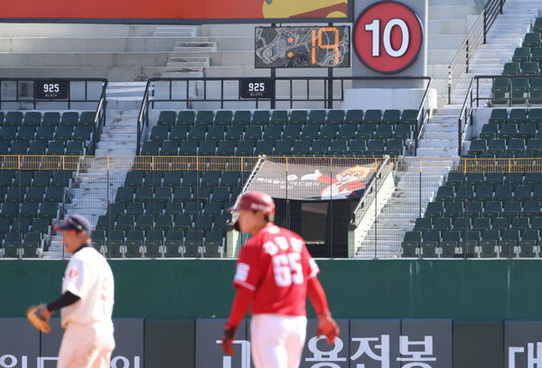 지난 10일 부산 사직구장에서 열린 KBO 프로야구 롯데자이언츠와 SSG랜더스의 시범경기. 2024년부터 투수가 정해진 시간 안에 공을 던져야 하는 피치 클록이 설치돼 운영이 이뤄지고 있다. 연합뉴스