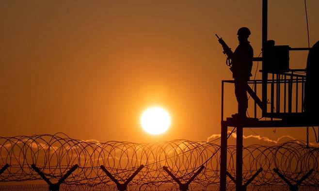 지난 2019년 12월 30일 22사단 장병들이 강원도 고성군 해안에서 해안경계작전을 하고 있다. 뉴스1