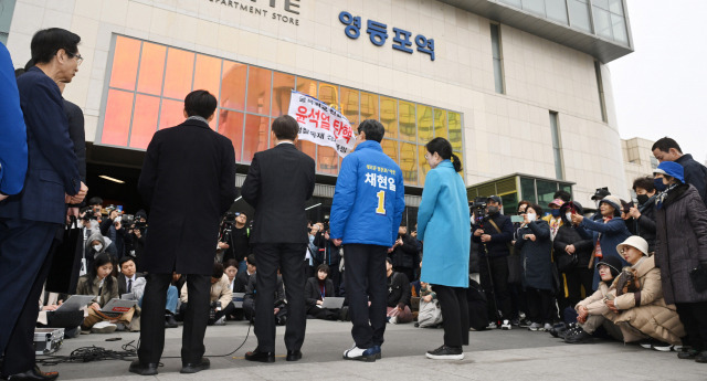 이재명 더불어민주당 대표가 지난 5일 서울 영등포역 앞에서 긴급 현장기자회견을 하고 있다. 영등포갑 지역구는 공천 배제에 반발하며 민주당에서 탈당해 국민의힘에 입당한 김영주 국회부의장의 현역 지역구다.오승현 기자 2024.03.05