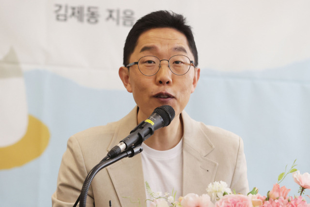 방송인 김제동이 13일 오전 서울 중구 프란치스코교육회관에서 열린 에세이 '내 말이 그 말이에요' 출간 기자간담회에서 인사말을 하고 있다. 연합뉴스