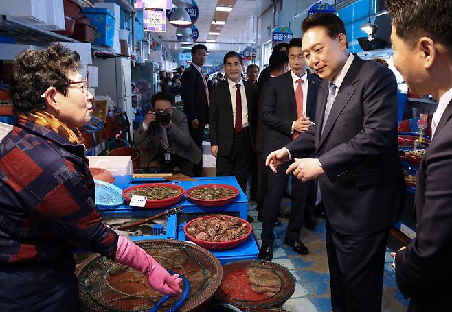 윤석열 대통령이 13일 경남 사천시 삼천포용궁수산시장을 찾아 한 점포에서 상인과 대화하고 있다. ⓒ연합뉴스