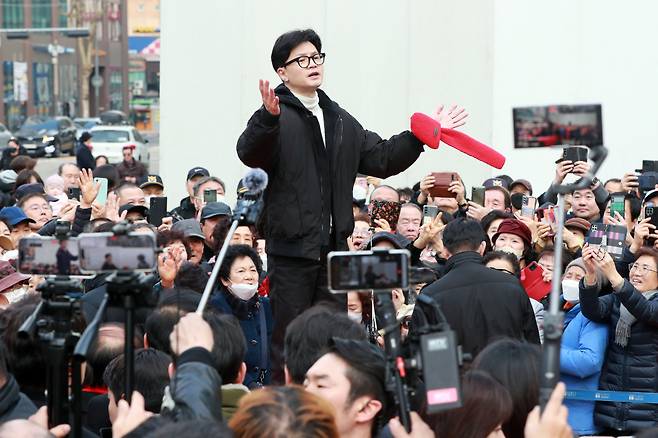 국민의힘 한동훈 비상대책위원장이 12일 오후 서울 영등포구 타임스퀘어 앞 광장에서 시민들에게 인사하고 있다. ⓒ연합뉴스