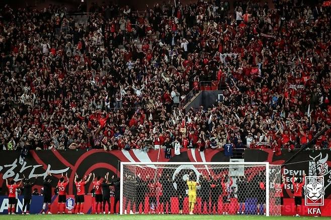 축구대표팀을 응원하는 붉은 악마 응원단. 대한축구협회 제공