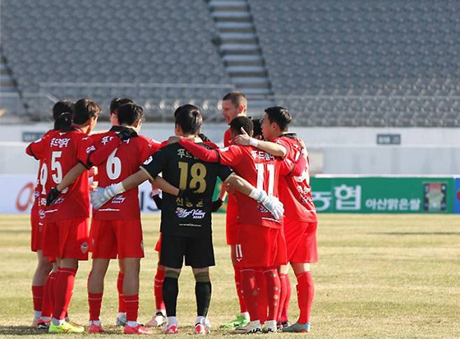 충남아산FC가 개막전 빨강 유니폼을 입은 것을 두고 정치 개입 논란이 뜨겁다. 충남아산FC 선수들이 지난 9일 부천FC와의 개막전을 준비하고 있다. 충남아산FC 페이스북 캡처