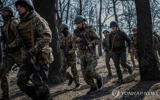 우크라이나군에 자원입대한 병사들 [로이터=연합뉴스 자료사진. 재판매 및 DB 금지]