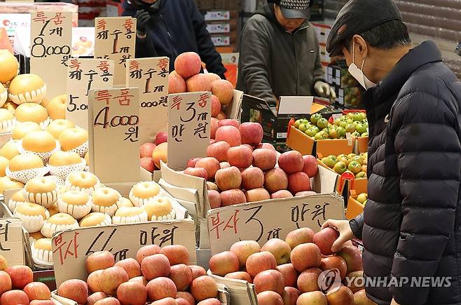 '손대기 무서운 사과 가격' (서울=연합뉴스) 김성민 기자 = 사과에 이어 귤까지 가격이 급등하며 신선과실 물가가 2월에 41.2% 올라 32년만에 최고치로 치솟았다. 귤은 지난달 78.1%, 사과가 71.0% 상승했고 같은 기간 배(61.1%)와 딸기(23.3%) 가격도 올랐다.
    사진은 6일 오후 서울 동대문구 청량리청과물시장에서 한 시민이 사과를 둘러보고 있다. 2024.3.6 ksm7976@yna.co.kr