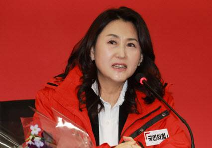 지난달 29일 여의도 중앙당사에서 열린 국민인재 영입 환영식에서 이레나 이화여대 의학전문대학원 의공학교실 교수가 발언하고 있다. (사진=연합뉴스)