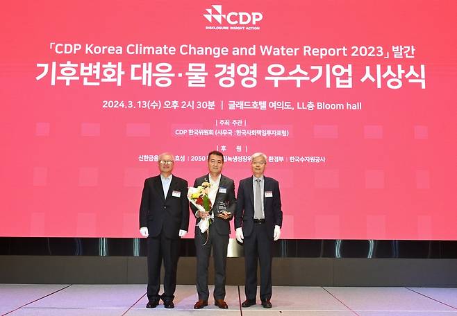 13일 서울 영등포구 글래드호텔에서 열린 '2023 CDP 코리아 어워즈' 시상식에서 한화에어로스페이스 김상선 ESH 실장(가운데)이 CDP 한국위원회 관계자들과 기념 촬영을 하고 있다(한화에어로스페이스 제공). ⓒ 뉴스1