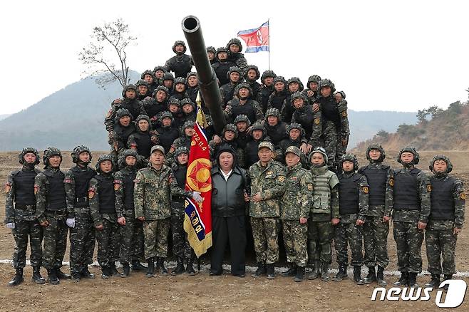 (평양 노동신문=뉴스1) = 북한 노동당 기관지 노동신문은 14일 김정은 노동당 총비서가 지난 13일 탱크병대연합부대간의 대항훈련 경기를 지도했다고 보도했다. 신문은 "훈련경기는 탱크병들의 실전능력을 엄격히 검열하고 전술적 임무에 따르는 전투행동 방법을 숙련시키는 데 목적을 뒀다＂라면서 ＂경기는 근위 서울 류경수 제105 탱크사단이 압도적인 실력으로 우승을 쟁취했다＂라고 전했다. [국내에서만 사용가능. 재배포 금지. DB 금지. For Use Only in the Republic of Korea. Redistribution Prohibited] rodongphoto@news1.kr