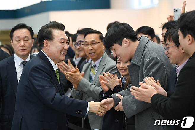 윤석열 대통령이 14일 전남 무안군 전남도청에서 '미래산업과 문화로 힘차게 도약하는 전남'을 주제로 열린 스무 번째 국민과 함께하는 민생토론회를 마친 후 도청 직원들과 인사를 나누고 있다. (대통령실 제공) 2024.3.14/뉴스1 ⓒ News1 오대일 기자