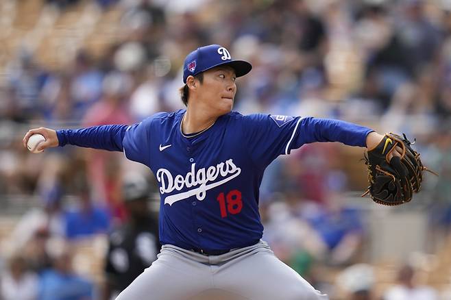 LA 다저스 야마모토 요시노부는 14일 캐멜백랜치에서 벌어진 시애틀 매리너스전에서 4.2이닝 8안타 1볼넷 7삼진 4실점으로 마지막 점검을 마쳤다. AP연합뉴스