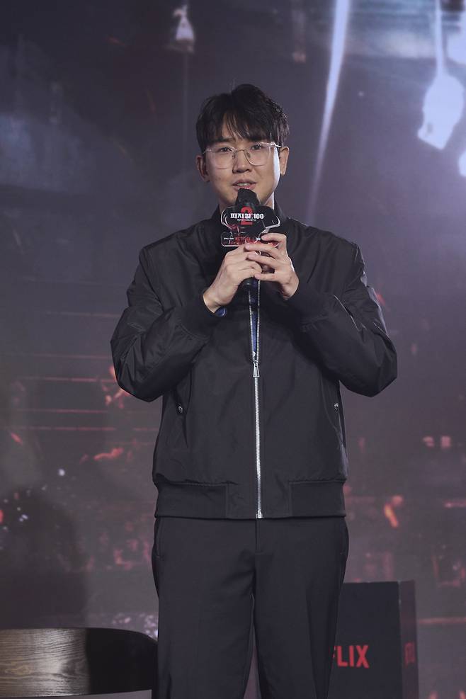 14일 오전 서울 마포구 호텔 나루 서울엠갤러리에서 넷플릭스 ‘피지컬: 100 시즌2 - 언더그라운드’ 제작발표회가 열렸다. 유기환 넷플릭스 디렉터가 입장을 밝히고 있다. 사진 | 넷플릭스