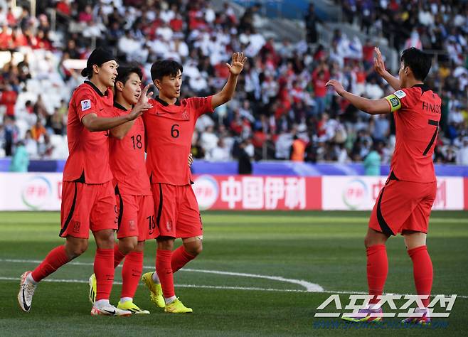 15일(현지시간) 카타르 도하 자심 빈 하마드 스타디움에서 열린 2023 아시아축구연맹(AFC) 카타르 아시안컵 대한민국과 바레인의 경기. 이강인의 역전골이 터지자 주장 손흥민이 기뻐하고 있다. 도하(카타르)=박재만 기자 pjm@sportschosun.com/2023.01.15/