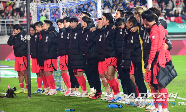 17일 수원월드컵경기장에서 열린 축구 국가대표팀과 베트남의  친선전, 손흥민과 선수들이 6대0 승리를 확정짓고 관중들에게 답례하고 있다. 수원=최문영 기자deer@sportschosun.com /2023.10.17/