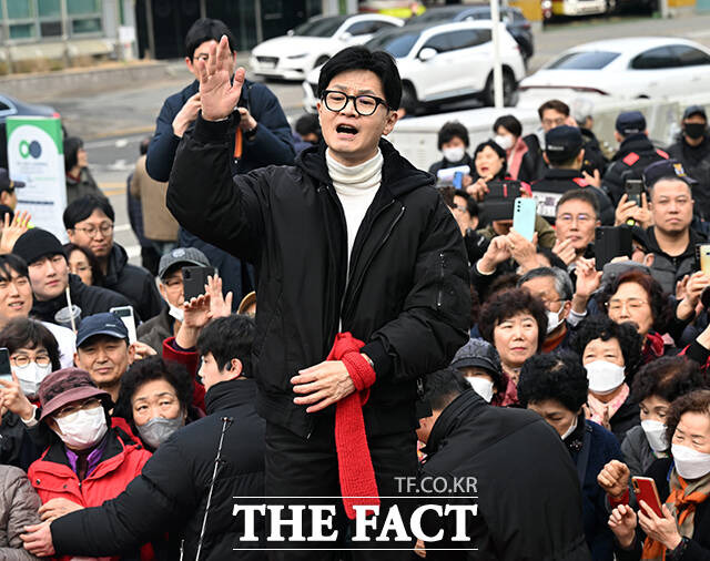 총선을 한달도 채 남기지 않고 국민의힘에 악재가 연달아 터지며 수도권·중도층 표심에 악영향을 미칠 것이란 우려가 나온다. 지난 12일 서울 영등포구 타임스퀘어 광장에서 시민들에게 지지를 호소하는 한동훈 국민의힘 비상대책위원장. /배정한 기자