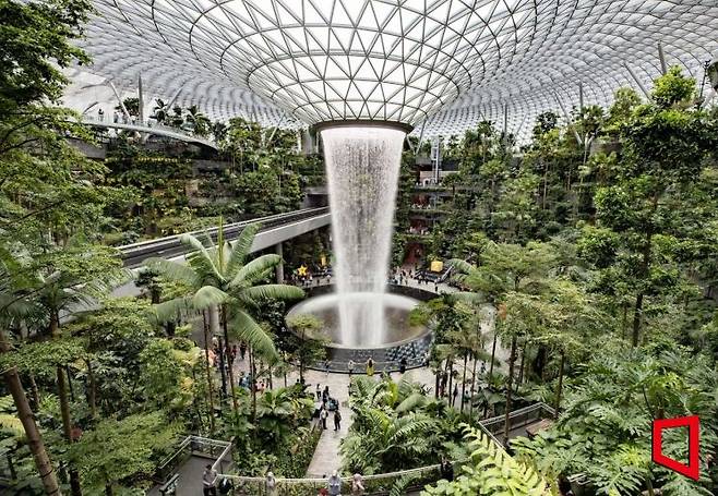 싱가포르 창이공항의 복합단지 쥬얼창이 [사진출처=공항사진기자단]