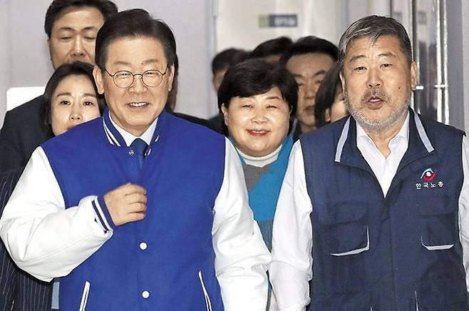 더불어민주당 이재명(왼쪽) 대표와 한국노총 김동명(오른쪽) 위원장이 13일 서울 여의도 한국노총에서 간담회장으로 이동하고 있다. /이덕훈 기자