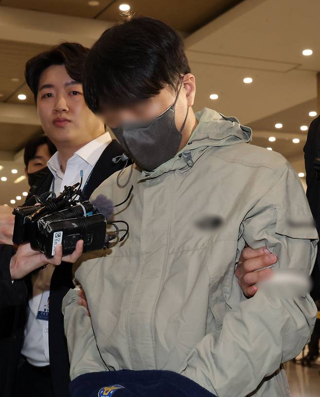 국민건강보험공단 재정관리팀장으로 재직하며 총 46억 원을 횡령한 혐의(특정경제범죄 가중처벌 등에 관한 법률 위반)를 받는 최모(46) 씨가 17일 오전 인천공항에 도착해 송환되고 있다./뉴스1