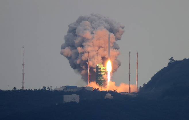 지난해 5월 25일 한국형 우주발사체 누리호(KSLV-Ⅱ)가 전남 고흥군 나로우주센터에서 발사되고 있다. /뉴스1