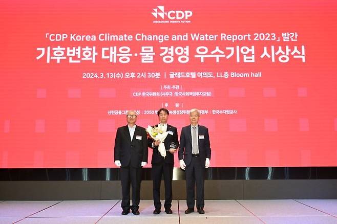 (주)한화 관계자들이 13일 서울 여의도 글래드 호텔에서 열린 '2023 CDP 기후변화 대응 우수기업 시상식'에서 산업재 부문 '탄소경영 섹터 아너스'를 수상한 뒤 기념촬영을 하고 있다. ⓒ한화