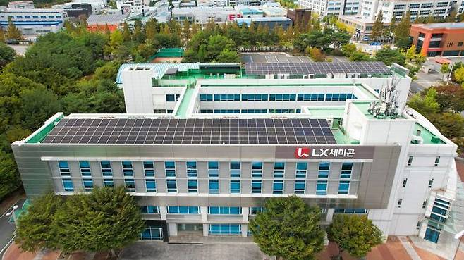 LX세미콘이 탄소중립 목표를 달성하기 위해 한국형 RE100(K-RE100)에 가입했다. K-RE100 이행 방안으로 LX세미콘 대전캠퍼스에 100kW급 태양광 발전 시설을 설치했다.ⓒLX세미콘