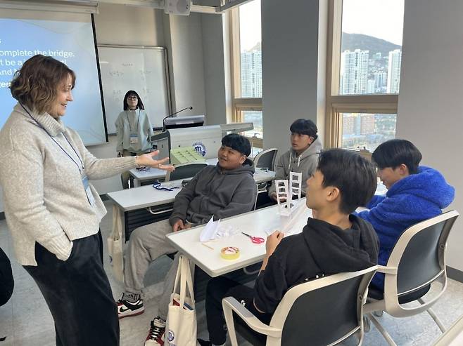 올해 1월 부산 영도구 한국해양대에서 진행된 인성영어수학캠프에 참가한 학생들이 원어민 영어 강사와 대화를 나누고 있다. 부산시교육청 제공