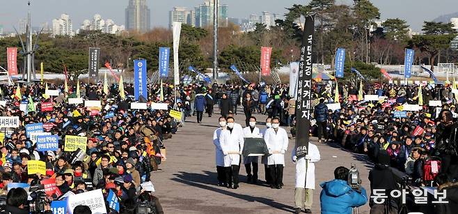 서울 영등포구 여의도공원에서 의협 비상대책위원회가 전국의사궐기대회를 열고 정부의 의료 정책을 관에 담아 매장하는 퍼포먼스를 벌이고 있습니다. 2024년 3월이냐고요. 아닙니다. 2013년 12월 15일입니다. 당시 의협은 정부의 원격의료(비대면 진료) 추진 등에 반발했고, 2014년 3월엔 총파업을 벌였습니다. 장승윤 기자 tomato99@donga.com