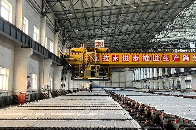 중국 제련업체들이 적자 제련소 문을 닫기로 하면서 13일(현지시간) 런던시장에서 구리 가격이 지난해 4월 이후 11개월 만에 최고치로 뛰어올랐다. 사진은 지난해 4월 26일 중국 산둥성 얀타이의 소형 구리제련소. 로이터연합