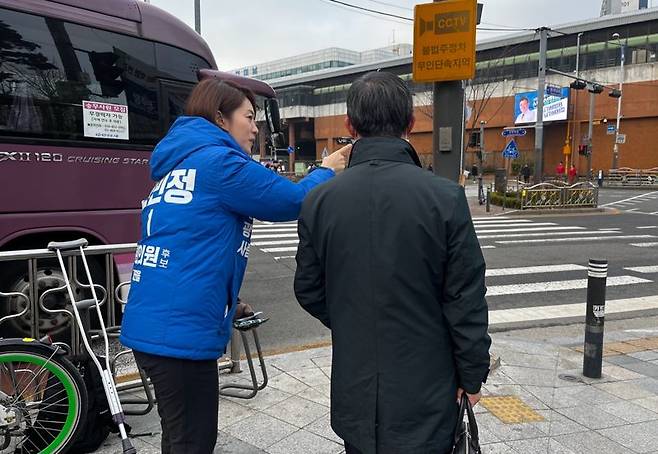 14일 오전 출근길 인사에 나선 고민정 광진을 후보가 주민과 함께 이야기를 나누고 있다. 사진=김찬미 기자