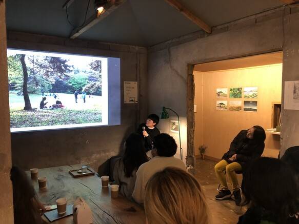 제주시 우도에 위치한 동네 책방 ‘밤수지맨드라미’는 우도에 있는 유일한 책방이다. 사진은 작가를 초대해 우도 주민들이 문화활동을 누리고 있는 모습이다. 이의선 대표는 “회당 30만~40만원이라는 지원 금액은 턱없이 부족해도 평소 만나기 어려웠던 작가들을 초대할 수 있었는데 예산 지원이 사라져 이제는 그런 활동을 못 할 것 같아 아쉽다”고 말했다. 이 대표는 “작은 문화들이 모여서 양질의 콘텐츠가 될 수 있다고 생각한다”며 “정부가 지역 서점들을 지원해야 한다”고 말했다. 이의선 제공