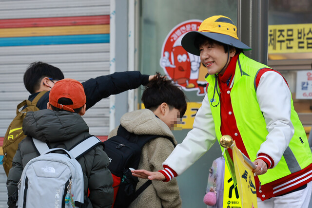 김영주 서울 영등포갑 국민의힘 후보가 13일 오전 서울 영등포구 영중초등학교 인근에서 교통지도를 하며 선거 유세를 하고 있다. 김혜윤 기자 unique@hani.co.kr